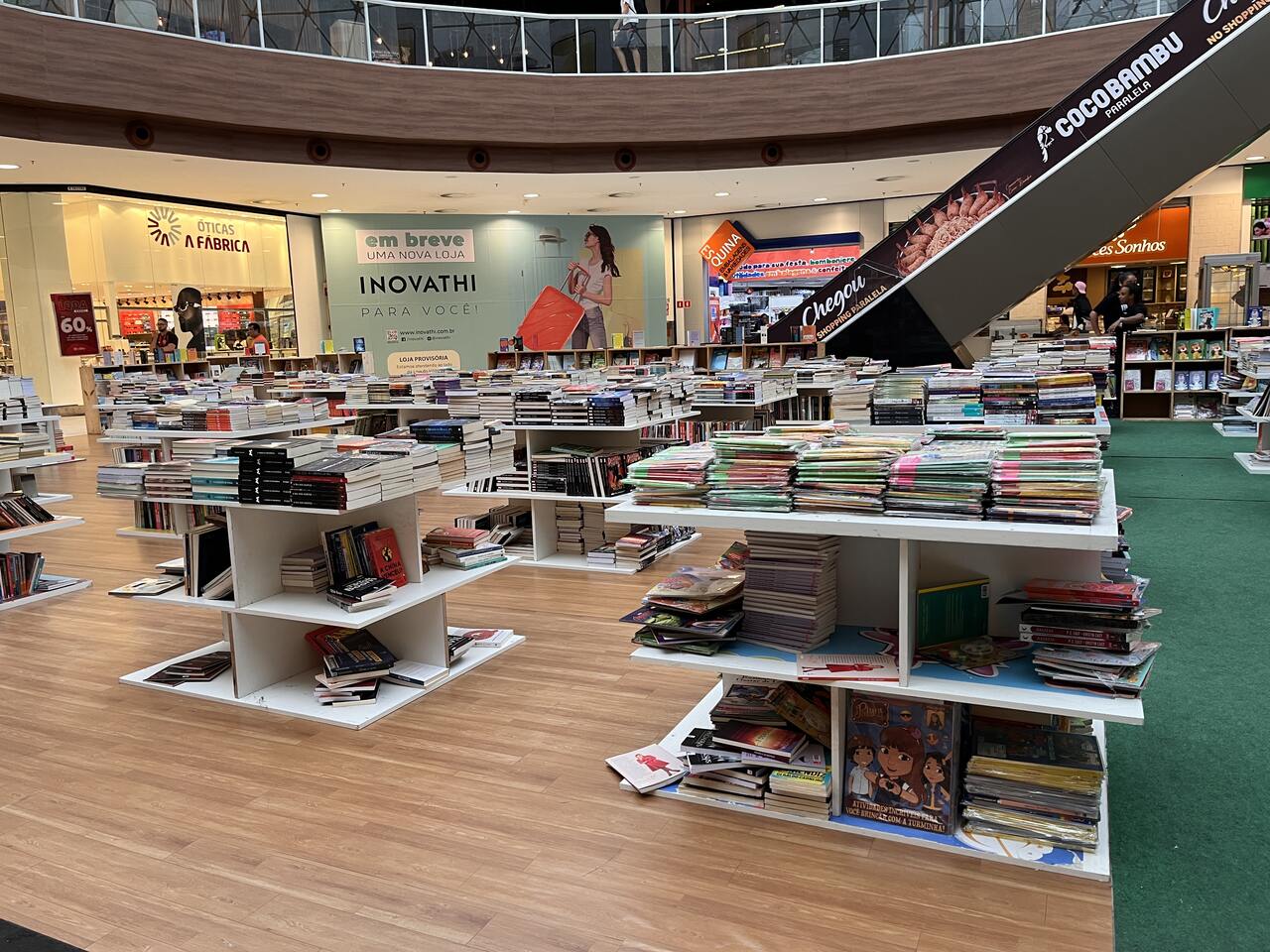 Feira de livros chega ao Shopping Paralela com promoção especial